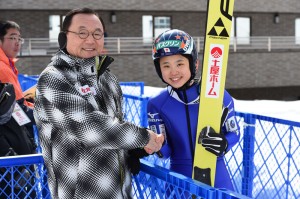 優勝を決め、川本総監督と